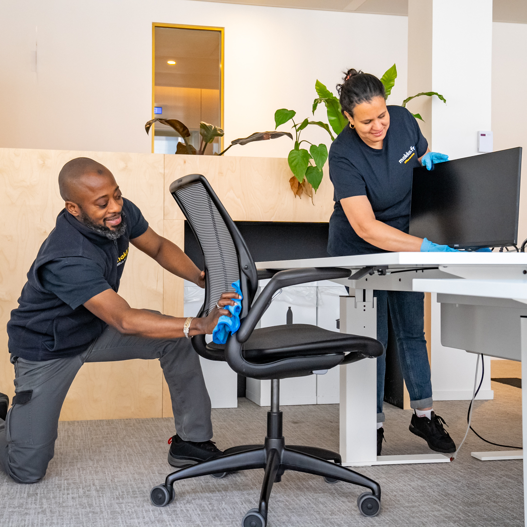 Deux experts Makko en intervention dans des bureaux : entretien d'un fauteuil et nettoyage d'un poste de travail