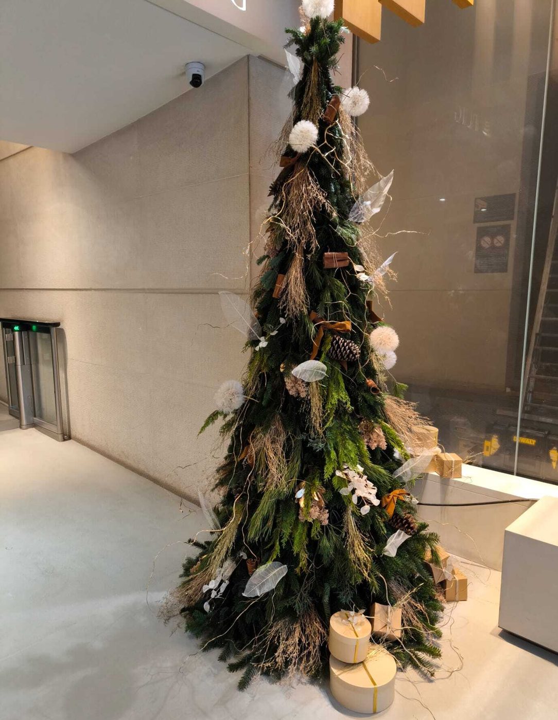 Sapin de Noël épuré en fleurs séchées naturelles dans un lobby d'entreprise